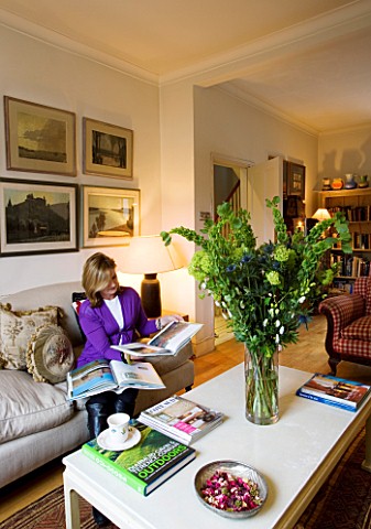 CHARLOTTE_ROWES_HOUSE__INTERIOR_SHOT_OF_LIVING_ROOM_WITH_TABLE_WITH_GREEN_FLORAL_DISPLAY_AND_CHARLOT