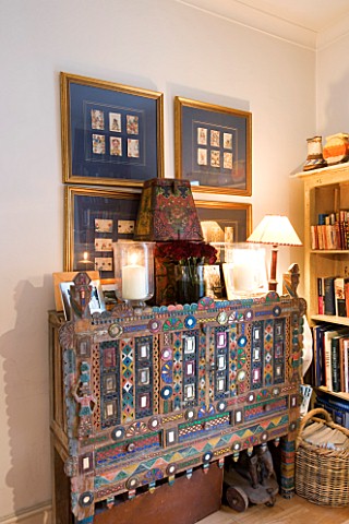 CHARLOTTE_ROWES_HOUSE__INTERIOR_SHOT_OF_LIVING_ROOM_WITH_SIDEBOARD_FROM_INDIA