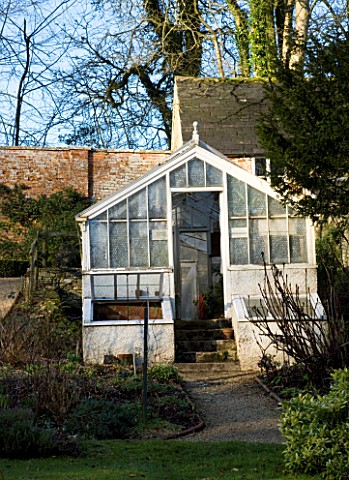 CERNEY_HOUSE__GLOUCESTERSHIRE_THE_OLD_WALLED_GARDEN_WITH_GREENHOUSE