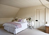 DESIGNERS SUE AYLETT: SUE AYLETTS HOUSE  LONDON: THE WHITE AND LILAC BEDROOM
