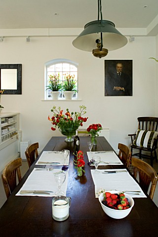 DESIGNERS_SUE_AYLETT_SUE_AYLETTS_HOUSE__LONDON_THE_DINING_ROOM_WITH_TABLE
