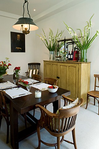 DESIGNERS_SUE_AYLETT_SUE_AYLETTS_HOUSE__LONDON_THE_DINING_ROOM_WITH_TABLE