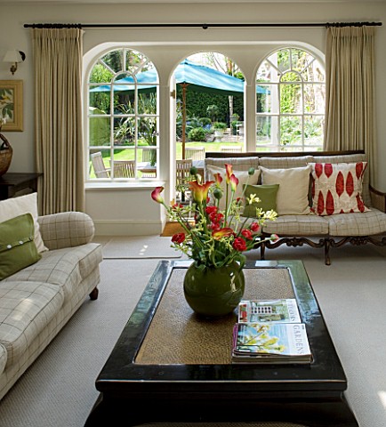 DESIGNERS_SUE_AYLETT_SUE_AYLETTS_HOUSE__LONDON_THE_LIVING_ROOM_WITH_VIEW_OUTSIDE_TO_THE_GARDEN