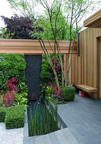CHELSEA_2008_THE_CHILDRENS_SOCIETY_GARDEN__DESIGNER_MARK_GREGORY_LIVING_WALL_WITH_HERBACEOUS_PLANTS_
