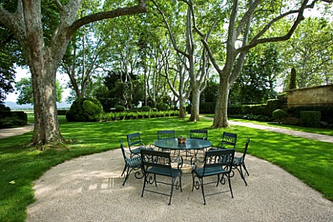 PROVENCE__FRANCE__ALTAVES_SEATING_AREA_IN_FRONT_OF_HOUSE_WITH_LAWNED_AREA_AND_HUGE_PLANE_TREES