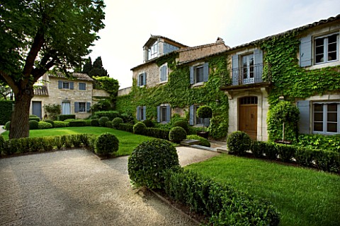 PRIVATE_GARDEN__PROVENCE__FRANCE__DESIGNER_DOMINIQUE_LAFOURCADE_VIEW_OF_HOUSE_AND_FRONT_GARDEN_WITH_