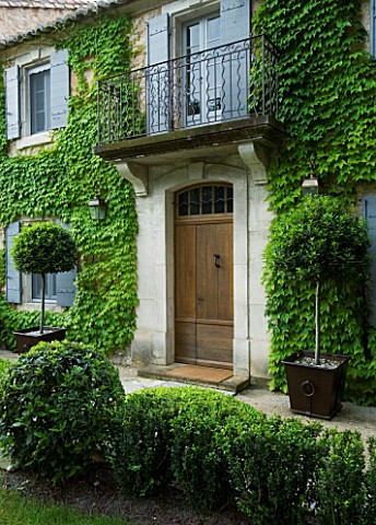 PRIVATE_GARDEN__PROVENCE__FRANCE__DESIGNER_DOMINIQUE_LAFOURCADE_HOUSE_FRONTAGE_WITH_DOOR_AND_LOLLIPO