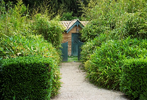 PRIVATE_GARDEN__PROVENCE__FRANCE__DESIGNER_DOMINIQUE_LAFOURCADE_HEDGES_AND_BAMBOO_WITH_PATH_LEADING_
