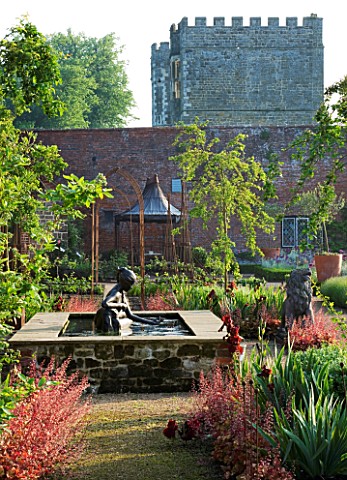 WALLED_GARDEN_AT_COWDRAY__WEST_SUSSEX_DESIGNERJAN_HOWARDRAISED_STONE_POOL_WITH_STATUE_HISTORIC_COWDR