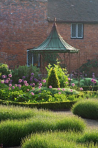 THE_WALLED_GARDEN_AT_COWDRAY__WEST_SUSSEX_DESIGNER_JAN_HOWARD__METAL_GAZEBO_AND_BOX_EDGED_BEDS_WITH_