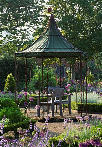 THE_WALLED_GARDEN_AT_COWDRAY__WEST_SUSSEX_DESIGNER_JAN_HOWARD__METAL_GAZEBO_WITH_SEAT_SURROUNDED_BY_