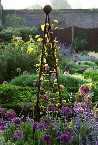 THE_WALLED_GARDEN_AT_COWDRAY__WEST_SUSSEX_DESIGNER_JAN_HOWARD__METAL_TRIPOD_IN_EARLY_MORNING_LIGHT_W