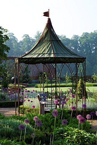 THE_WALLED_GARDEN_AT_COWDRAY__WEST_SUSSEX_DESIGNER_JAN_HOWARD__METAL_GAZEBO_WITH_SEAT_AND_BOX_EDGED_