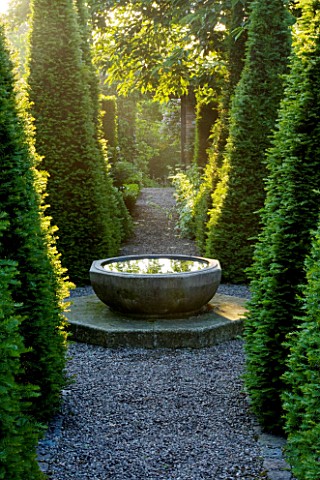 WOLLERTON_OLD_HALL__SHROPSHIRE_WELL_GARDEN_WITH_VIEW_THROUGH_CLIPPED_YEWS_TOWARD_THE_CROFT_GARDEN_TO