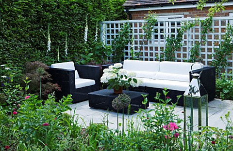 DESIGN_CHARLOTTE_ROWE__LONDONSMALL_SECLUDED_COUNTRY_GARDEN_IN_JUNE_WITH_SOFA__TRELLIS__DIGITALIS_PUR