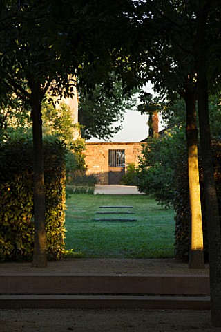 LA_NORIA__FRANCE_GARDEN_DESIGNED_BY_ARNAUD_MAURIERES_AND_ERIC_OSSART__VIEW_ALONG_GRASS_PATH___SCULPT