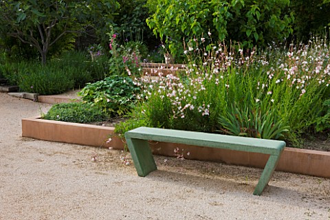 LA_NORIA__FRANCE_GARDEN_DESIGNED_BY_ARNAUD_MAURIERES_AND_ERIC_OSSART__GREEN_CONCRETE_BENCH_AND_BORDE