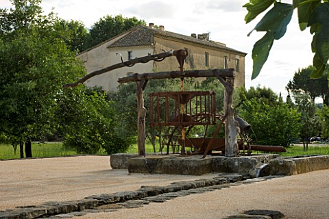 LA_NORIA__FRANCE_GARDEN_DESIGNED_BY_ARNAUD_MAURIERES_AND_ERIC_OSSART__NORIA__WATER_PUMP_WITH_FARMHOU