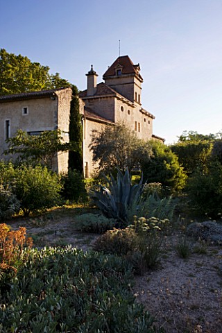 CHATEAU_PLAISIR__FRANCE__DESIGNER_PASCAL_CRIBIER__VIEW_OF_THE_CHATEAU_FROM_THE_DRY_GARDEN