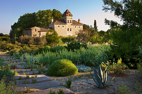 CHATEAU_PLAISIR__FRANCE__DESIGNER_PASCAL_CRIBIER__VIEW_OF_THE_CHATEAU_FROM_THE_DRY_GARDEN
