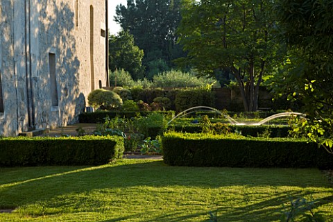 CHATEAU_PLAISIR__FRANCE__DESIGNER_PASCAL_CRIBIER__THE_WATER_GARDEN_BESIDE_THE_CHATEAU__ARCHITECT_JEA