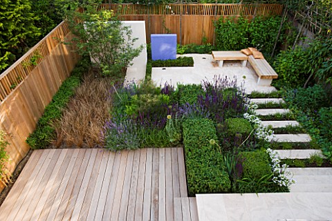 DESCHARLOTTE_ROWE_VIEW_ONTO_FORMAL_TOWNCITY_GARDEN_IN_LONDON_WITH_DECKING__BOX_CUBES__AGAPANTHUS_ENI