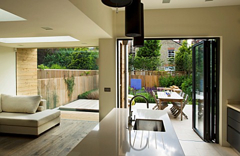 GARDEN_DESIGNER_CHARLOTTE_ROWE__LONDON_VIEW_FROM_OPENPLAN_KITCHEN_AND_LIVING_AREA_OUT_ONTO_FORMAL_TO