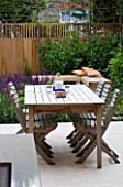 DESIGNER: CHARLOTTE ROWE  LONDON: OUTDOOR DINING AREA IN FORMAL TOWN/CITY GARDEN WITH TABLE AND CHAIRS. RELAXED ENTERTAINING