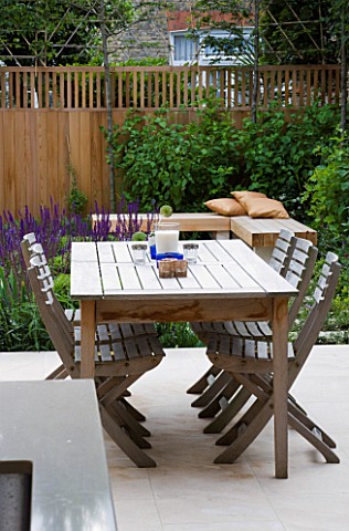 DESIGNER_CHARLOTTE_ROWE__LONDON_OUTDOOR_DINING_AREA_IN_FORMAL_TOWNCITY_GARDEN_WITH_TABLE_AND_CHAIRS_