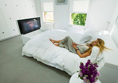 TANIA_LAURIE__LONDON_TANIA_RELAXES_ON_HER_BED_IN_HER_WHITETHEMED_BEDROOM
