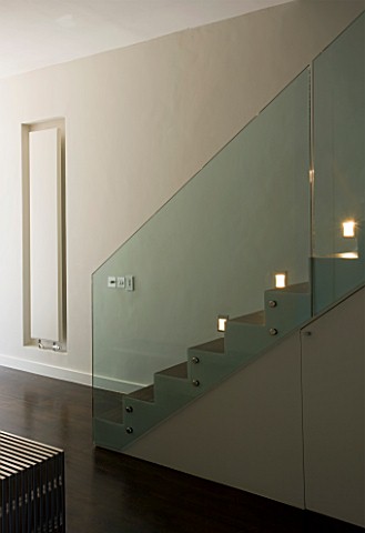 TANIA_LAURIE__LONDON_STYLISH_STAIRCASE_WITH_LIGHTING