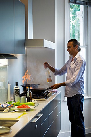 TANIA_LAURIE__LONDON_TANIAS_PARTNER_DANIEL_COOKING_LUNCH_IN_THEIR_STYLISH__CONTEMPORARY_KITCHEN