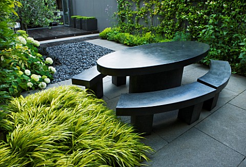 TANIA_LAURIE__LONDON_SMALL_CONTEMPORARY_GARDEN_BY_CHARLOTTE_ROWE_WITH_BLACK_MARBLE_OVAL_TABLE_AND_BE