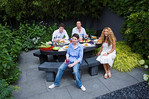 TANIA_LAURIE__LONDON_TANIA_AND_FAMILY_SIT_DOWN_TO_LUNCH_IN_THEIR_CONTEMPORARY_GARDEN_DESIGNED_BY_CHA