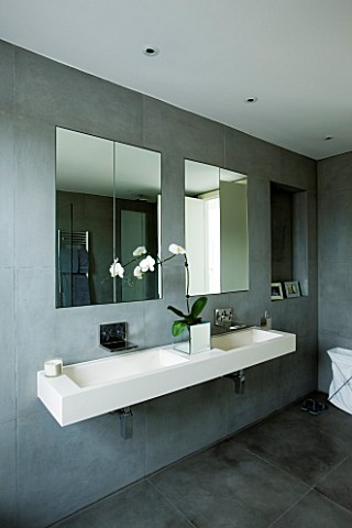 TANIA_LAURIE__LONDON_STYLISH__CONTEMPORARY_BATHROOM_WITH_WALL_MOUNTED_DOUBLE_STONE_SINK__GREY_SLATE_