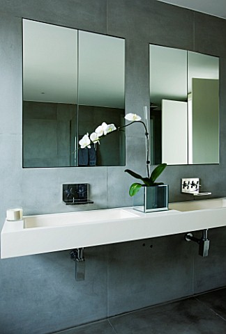 TANIA_LAURIE__LONDON_STYLISH__CONTEMPORARY_BATHROOM_WITH_WALL_MOUNTED_DOUBLE_STONE_SINK__GREY_SLATE_