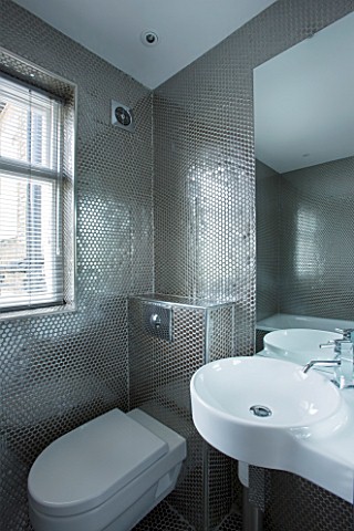 TANIA_LAURIE__LONDON_STYLISH__CONTEMPORARY_BATHROOM_WITH_WHITE_SUITE_AND_SILVER_HONEYCOMB_EFFECT__MO