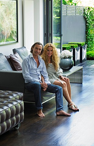 TANIA_LAURIE__LONDON_TANIA_LAURIE_AND_HER_PARTNER_DANIEL_IN_THEIR_CONTEMPORARY_LIVING_ROOM_LEADING_O
