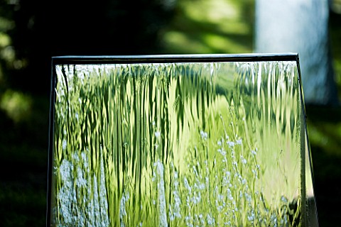 DAVID_HARBER_SUNDIALS_WATER_WALL_WATER_FEATURE_AT_BUSCOT_PARK__OXFORDSHIRE