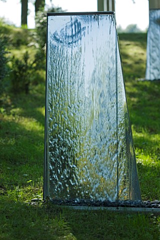 DAVID_HARBER_SUNDIALS_WATER_WALL_WATER_FEATURE_AT_BUSCOT_PARK__OXFORDSHIRE