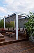 CONTEMPORARY FORMAL ROOF TERRACE/ GARDEN DEIGNED BY DATA NATURE ASSOCIATES: DECK AREA WITH PERGOLA  TABLE AND SEATING