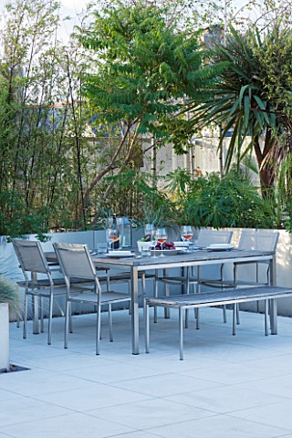 CONTEMPORARY_FORMAL_ROOF_TERRACE_GARDEN_DESIGNED_BY_DATA_NATURE_ASSOCIATES_SEATING_AREA_WITH_TABLE__