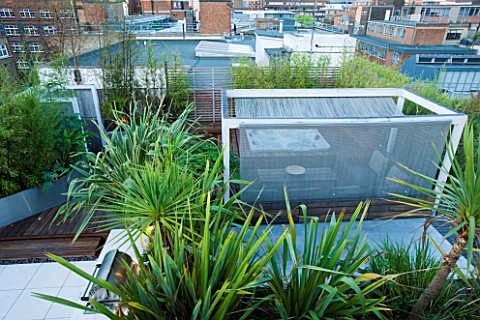 CONTEMPORARY_FORMAL_ROOF_TERRACE_GARDEN_DESIGNED_BY_DATA_NATURE_ASSOCIATES_VIEW_OVER_GARDEN_WITH_DEC