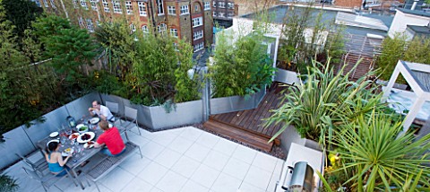 CONTEMPORARY_FORMAL_ROOF_TERRACE_GARDEN_DESIGNED_BY_DATA_NATURE_ASSOCIATES_VIEW_DOWN_ONTO_GARDEN_WIT
