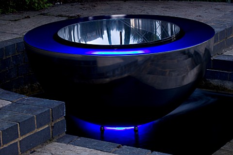 DAVID_HARBER_WATER_FEATURE_CHALICE_LIT_UP_AT_NIGHT
