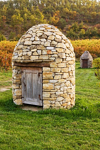 PROVENCE__FRANCE_DOMAINE_DE_LA_VERRIERE_VINEYARDS_AND_THE_STONE_WELL_HOUSE