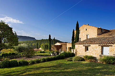 PROVENCE__FRANCE_DOMAINE_DE_LA_VERRIERE_VIEW_OF_THE_PROPERTY_WITH_THE_WHITE_GARDEN_IN_THE_FOREGROUND