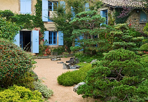 GARDEN_OF_ERIK_BORJA__FRANCE_JAPANESE_ASIAN_STYLE__VIEW_TO_THE_EAST_SIDE_OF_THE_HOUSE_WITH_BLUE_SHUT