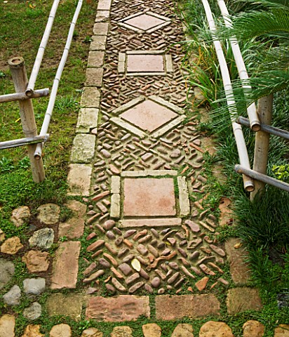 GARDEN_OF_ERIK_BORJA__FRANCE_JAPANESE_ASIAN_STYLE__PATH_OF_BRICKS_AND_STONE_WITH_BAMBOO_EDGING