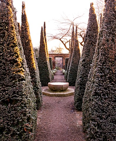 WOLLERTON_OLD_HALL__SHROPSHIRE_WINTER_GARDEN_IN_FROST___THE_WELL_GARDEN_WITH_CENTRAL_LIMESTONE_WELL_